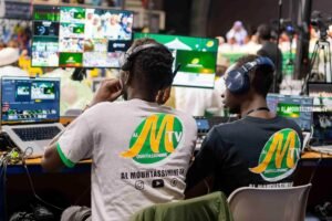 Deux opérateurs en régie d’Al Mouhtassimine TV lors d’une production