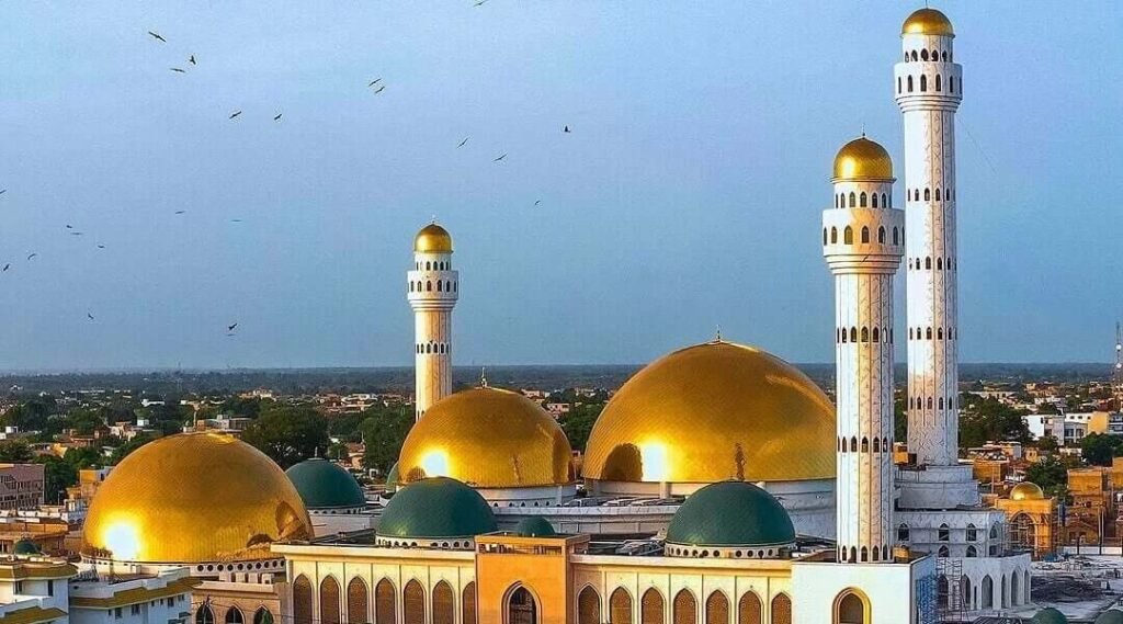 Vue aérienne par drone de la Grande Mosquée de Tivaouane au Sénégal