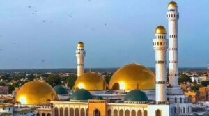 Vue aérienne par drone de la Grande Mosquée de Tivaouane au Sénégal